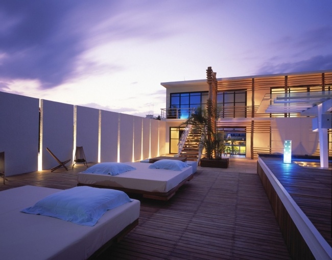 večerný bazénový hotel Deseo v Mexiku