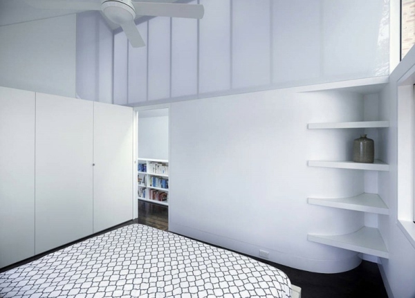 biele vstavané skrine-spálňa s manželskou posteľou