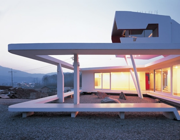 moderný malý domček so zaujímavou fasádou