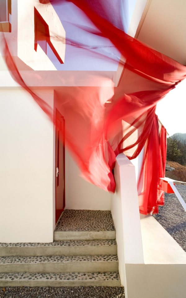 vzrušujúci dizajn domu - biela fasáda