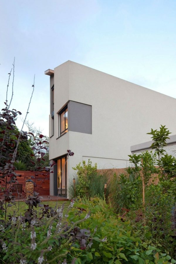 úzka domovo biela fasáda úzka fasáda domu