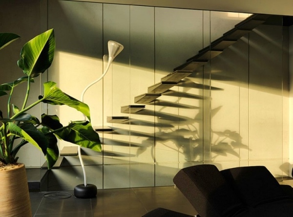 Schodiskový dizajn, elegantný čierny interiérový dizajn