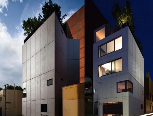 Malý betónový dom v noci