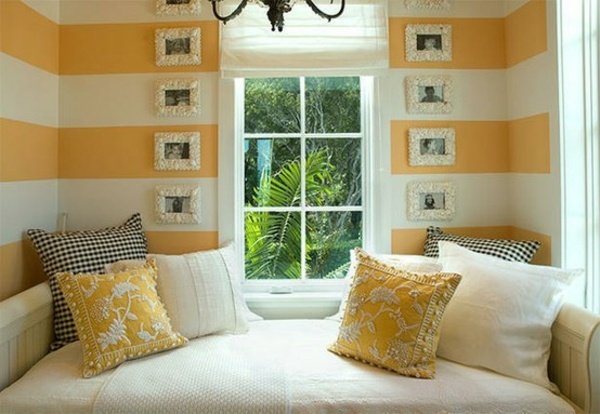 spálňa so žltým tapetovým vankúšom žltá tapeta-vankúš-spálňa