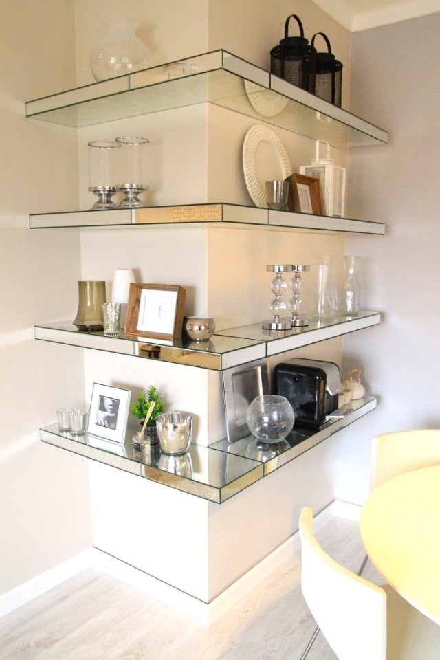 malý-obývacia izba-zariadenie-tipy-zrkadlové-police-roh