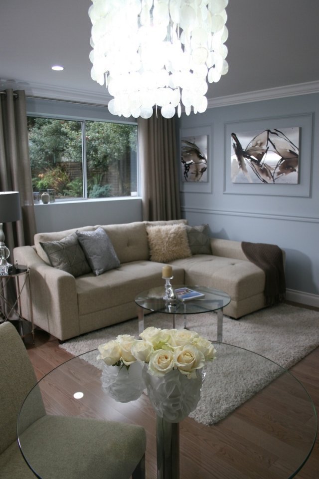 malá obývačka-nábytok-sivá-farba-steny-béžová-rohová sedačka