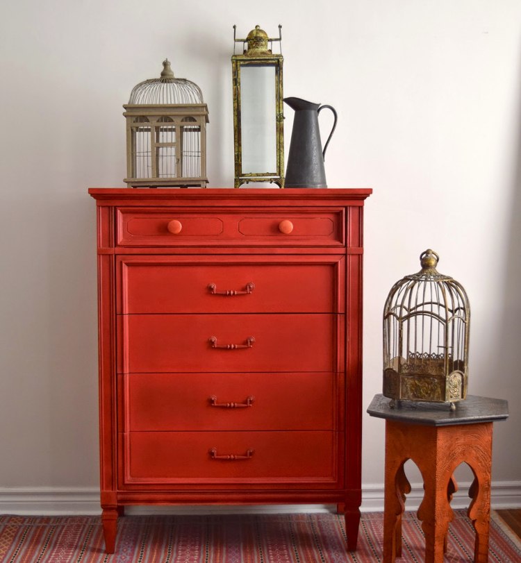 Shabby chic urob si sám-komoda-červená-vintage-dekorácia