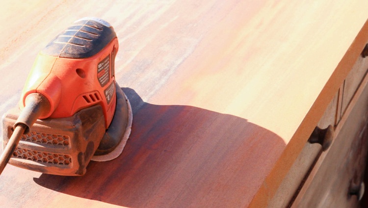 Ošarpané-šik-do-it-yourself-komoda-brúsenie dreva-maľba