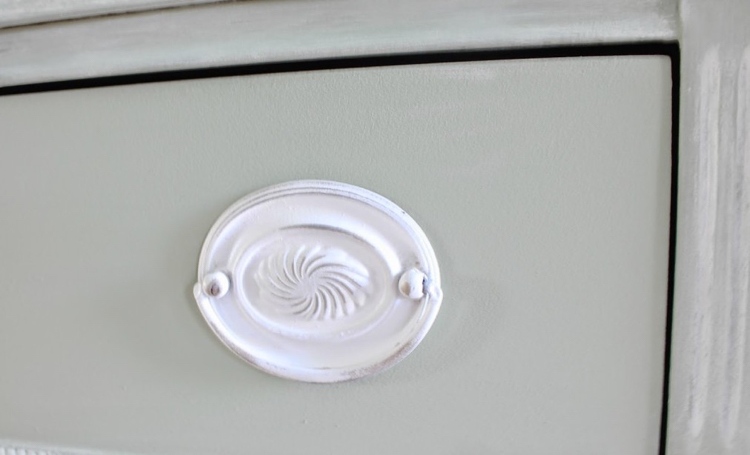 Shabby-chic-do-it-yourself-komoda-návod-skrinky-úchytky-pastelovej farby