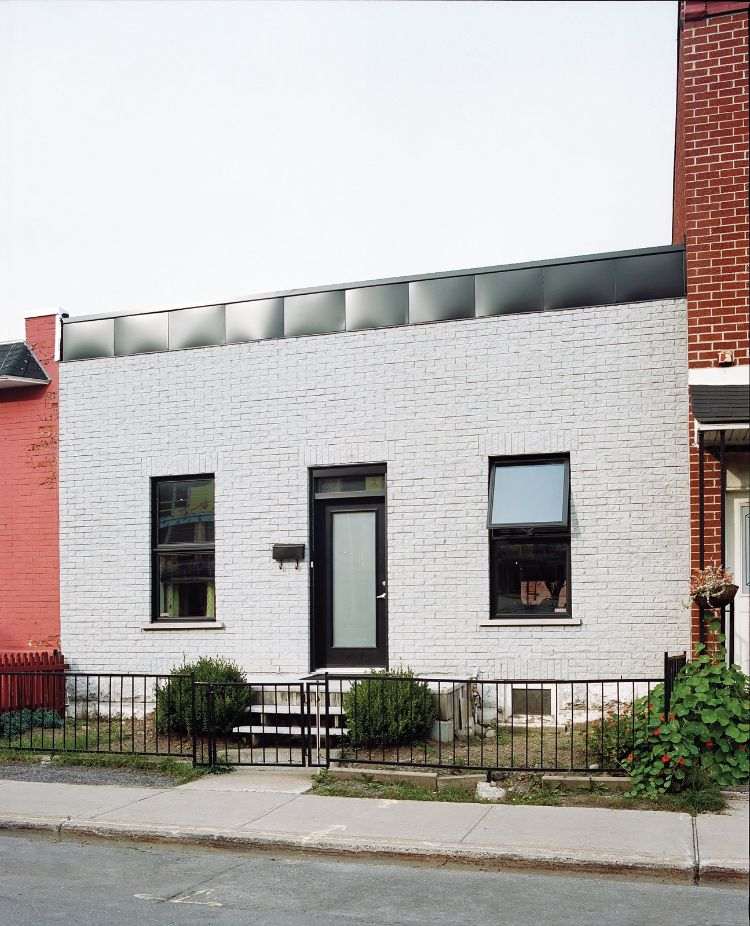 čierna a biela vonkajšia fasáda vchodové priečelie