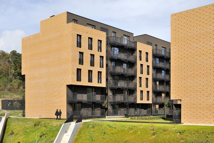 obytná budova súčasný slinok tehlový exteriér