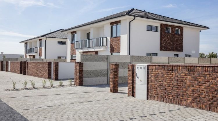 pokládka klinkerovej tehly sa šmýka vonku mimo opláštenie obkladanie stien mimo fasádne garáže obytné budovy nová výstavba