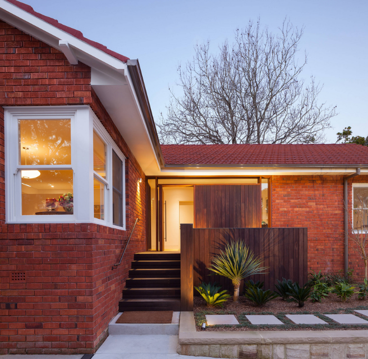 červený slínkový obklad steny mimo fasády