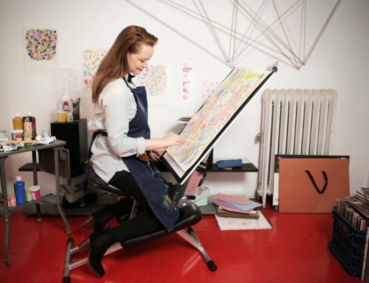 Kreslo Edge je veľmi pohodlné na písanie aj maľovanie Kolenná stolička so stolom na maľovanie-zdravotná stolička-priestorovo úsporné-čierne sedadlo