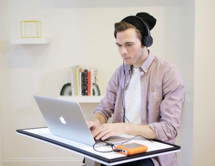 Úspešný pracovný deň s kolennou stoličkou The Edge Kolenná stolička s písacím stolom skladacia-priestorovo úsporná-ergonomická