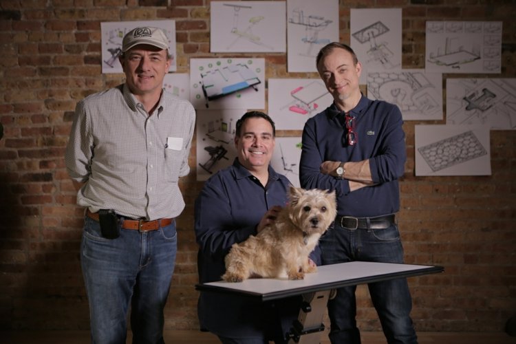 Tím, ktorý navrhol kolennú stoličku kolenná stolička-stôl-na-okraj-tímový dizajnér