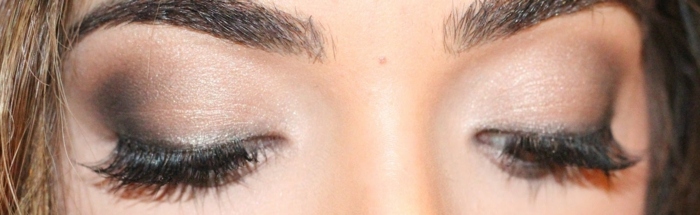 Farby očných tieňov-v-šedých-s-falošnými riasami