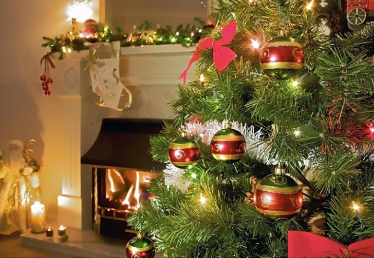 tipy na umelé jedle typy ozdoby girlandový krb