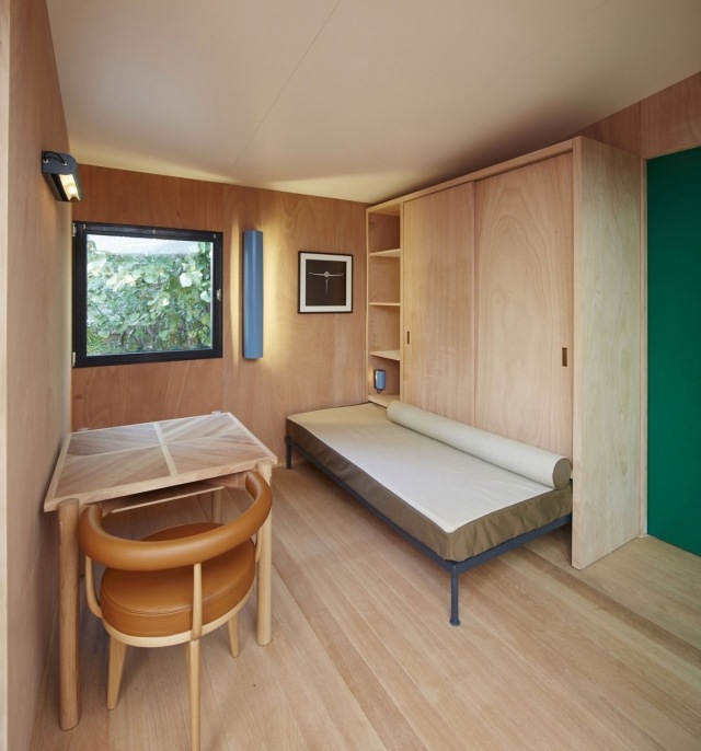 Drevený bungalov s výhľadom na interiérový dizajn s jednoduchým dreveným nábytkom