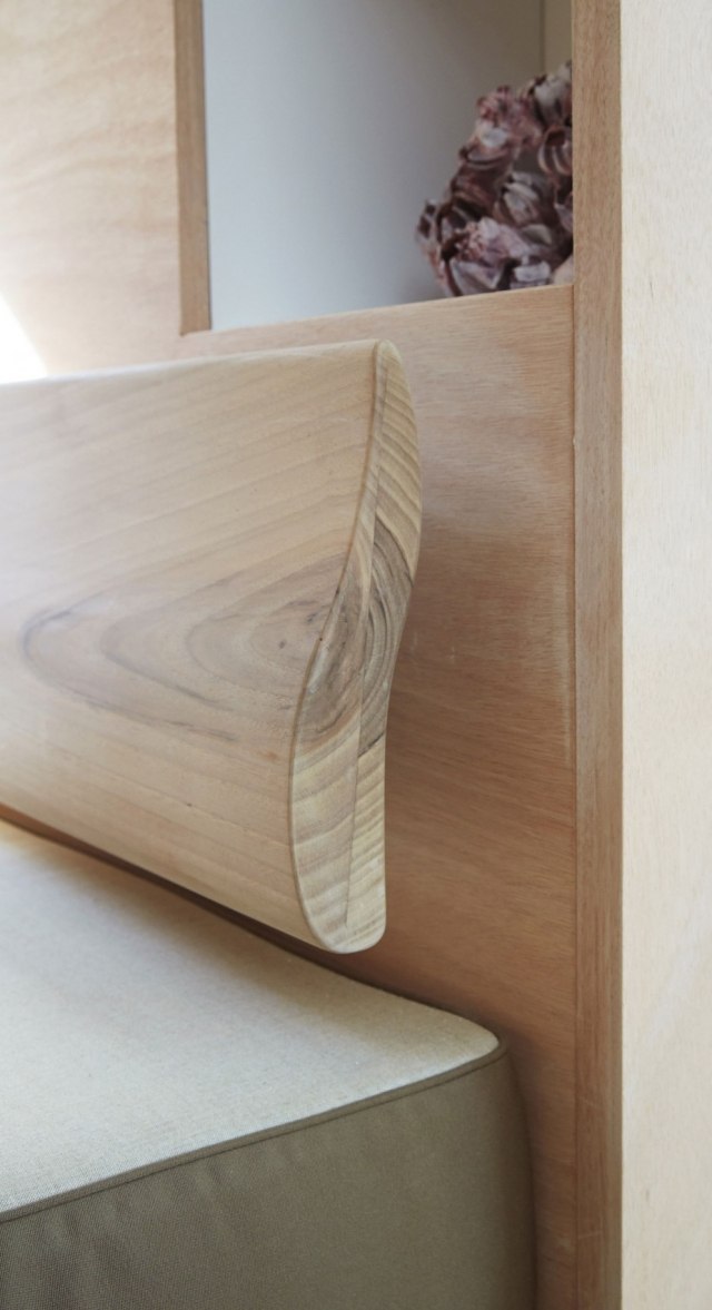 Lavica operadlo z masívneho dreva, ergonomicky tvarované Louis Vuitton