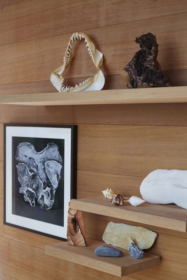 Nábrežné interiérové ​​police s interiérovým dizajnom