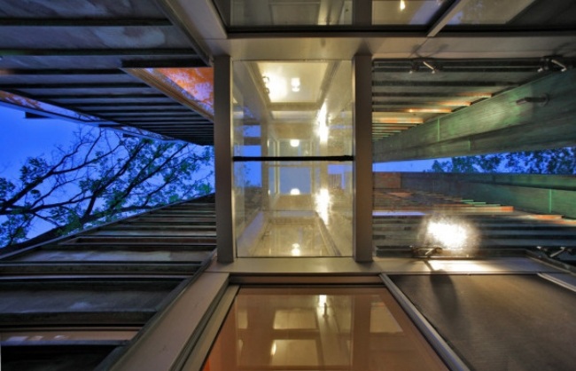 Dom zo sklenených medených fasád premosťuje v štýle Bauhaus