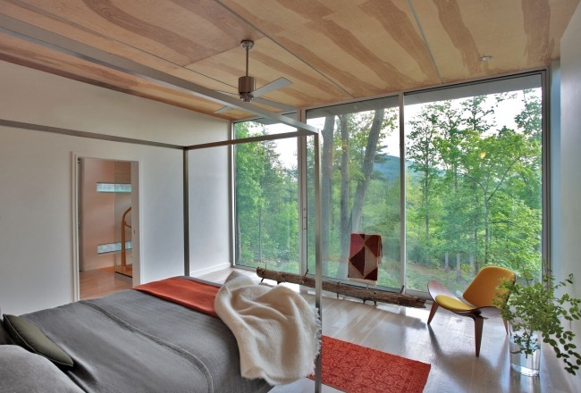 Vybavenie spální bezrámové zasklenie výhľad na prírodu