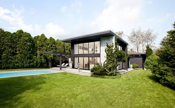Nulový energetický dom s bazénom-vonku veľa zelene