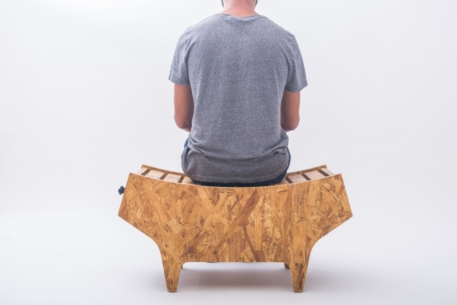 Neodpadové OSB panely drevená dyha taburetka ekologického nábytku Christian Vivanco