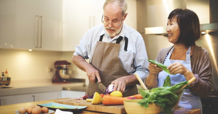 starší ľudia varia s demenciou