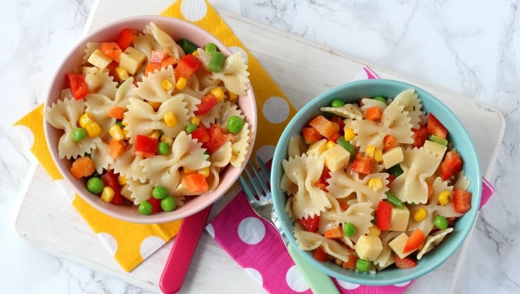 Jednoduchý recept na varenie cestovinového šalátu s deťmi so zeleninou
