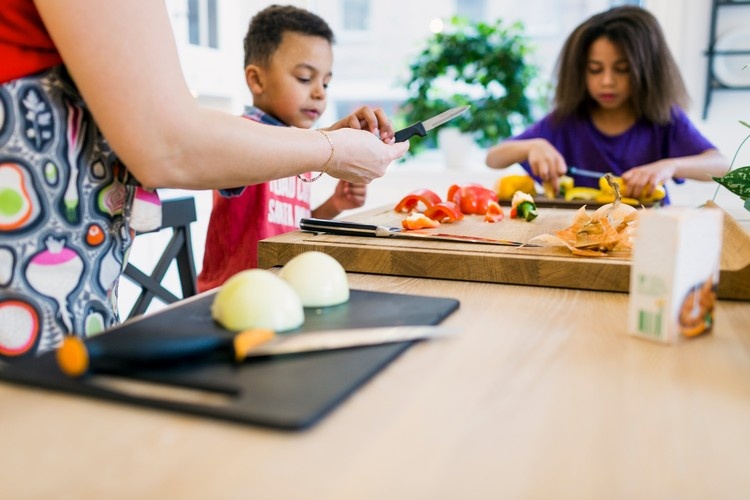 Matka varí s deťmi