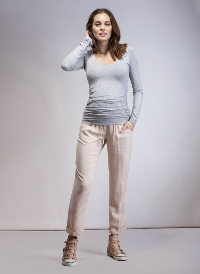 isabella oliver nohavice béžové tenisky top svetlo modrá