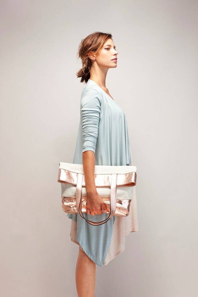 Kolekcia tehotenského oblečenia 2014 bunda svetlo modrá taška