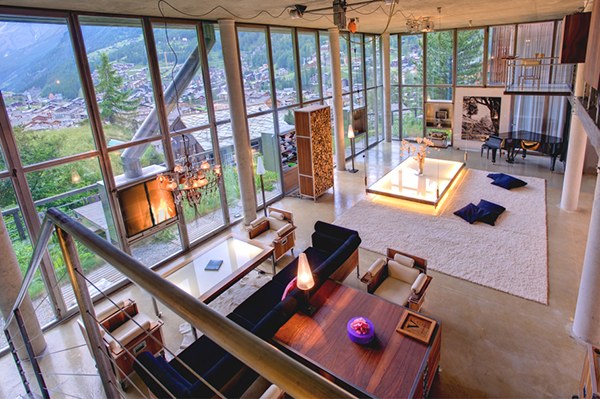 Interiérový dizajn podkrovnej chaty Podkrovná chata v interiéri so sklenenou stenou