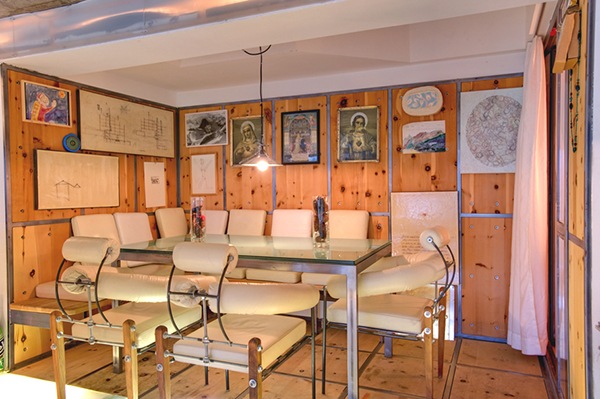 Pekné útulné posedenie, drevené panely a obklady stien