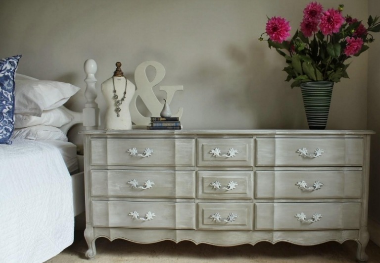Vytvorte si z komody ošumělý šik sami - nápad na remeslo Dresser-Shabby-Chic-do-it-yourself-nápady