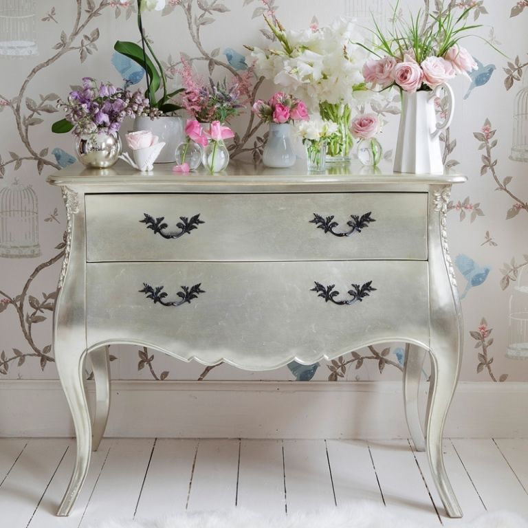 Komoda s kovovým lakom a ozdobnými úchytkami Dresser-shabby-chic-silver-paint-painting