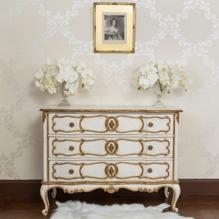 Ozdobte komodu lakom v mosadznej farbe Tapeta Dresser Shabby Chic so zlatými detailmi