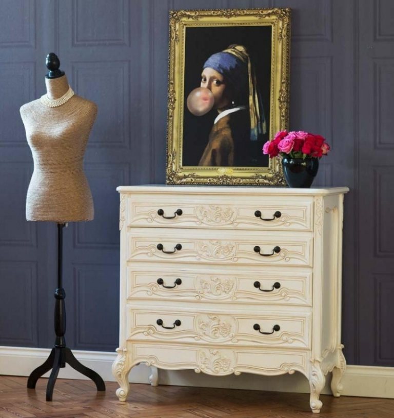 Biela komora s drevorezbou a starými kľučkami na dverách Dresser-shabby-chic-nápady-klasický štýl