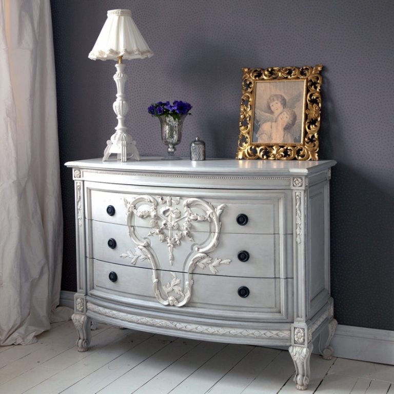 Na novú komodu prilepte detaily z dreva Dresser-shabby-chic-nábytok-modrá-stena