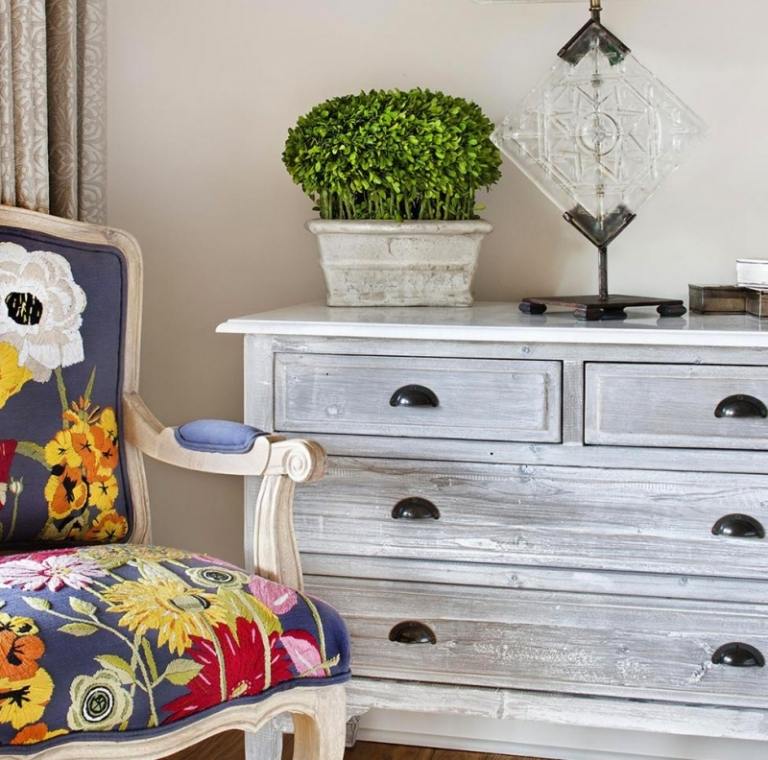 Komodu v starom vzhľade vymaľujte bielou farbou