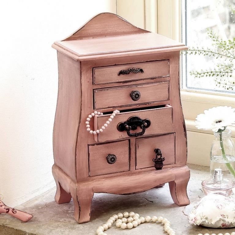 Komoda v štýle Shabby chic v ružovej farbe Komody-ošumelé-šik-ružové-umelé-zastarané-kľučky na dverách