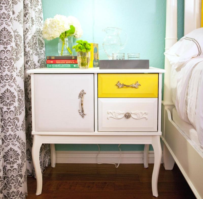 Farebná komoda s vintage kľučkami na dverách Dresser-ošumelé-elegantné-zásuvky-úchytky-farby