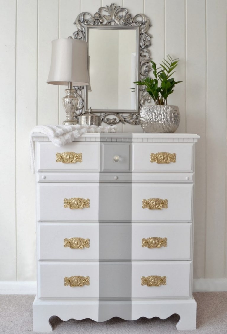 Komoda so sivým vertikálnym pruhom a mosadznými kľučkami dverí Dresser-Shabby-Chic-do-it-yourself-paint-nápady