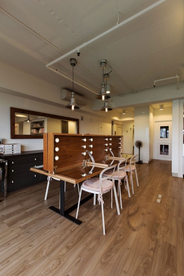 Skladacia drevená stolová doska-multifunkčné svetlá pripevnené k spodnej strane Multifunkčné stolíky vstavané do svetiel-ošarpané stoličky z masívu