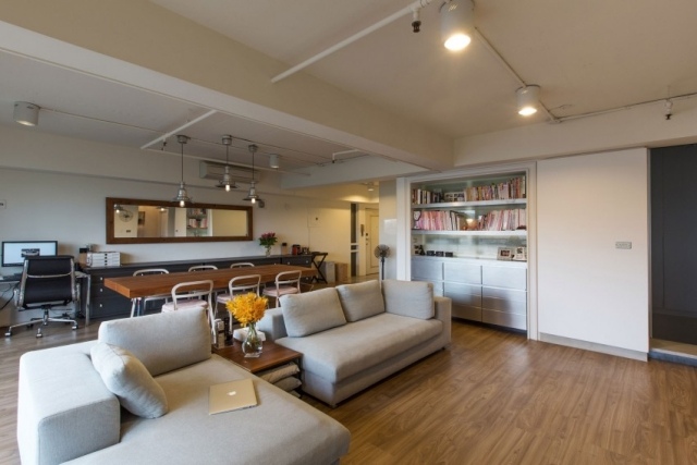 Apartmán s pohodlným čalúneným nábytkom a balkónom v posedení pred TV on-budget-realizovaný-dizajnér-byt-Taiwan-PMK-dizajnéri