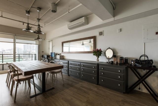 Eklektický mix nábytku v obývačke - čierne príborníky na stenu príborník-pozdĺž-steny-šírka-pozdĺž-zásuviek-kovové úchytky