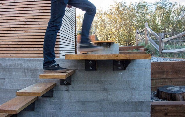 drevené schody pripevnené k boku steny Drevené schody vytvárajú plávajúci dizajn - schody sú namontované na boku steny