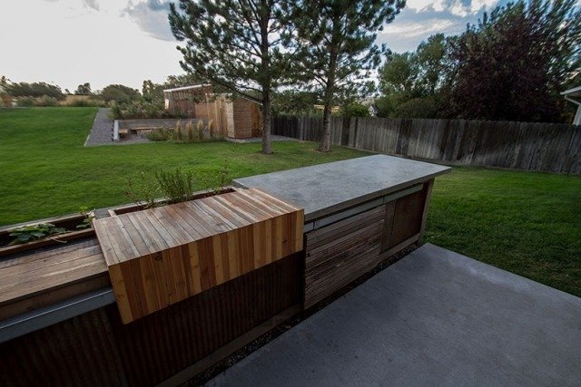 Lavica na záhradný drevobetón so vstavaným úložným priestorom Lavička do záhrady s nápadmi na integrovaný úložný priestor vonku